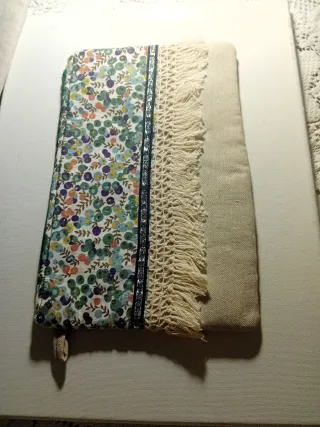 Carteras  de mano gris con detalles morados