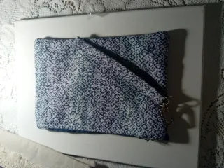 Carteras  de mano gris con detalles morados