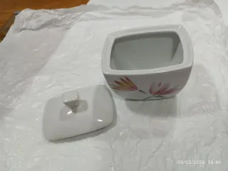 Azucarero blanco con flores