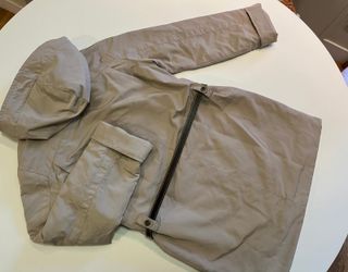 Chaqueta beige con capucha y cinturón