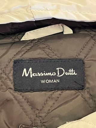 Chaqueta beige con capucha y cinturón