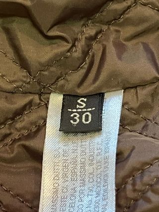 Chaqueta beige con capucha y cinturón