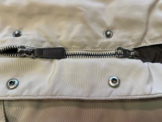 Chaqueta beige con capucha y cinturón