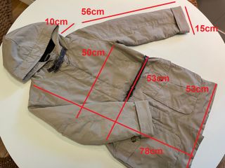 Chaqueta beige con capucha y cinturón