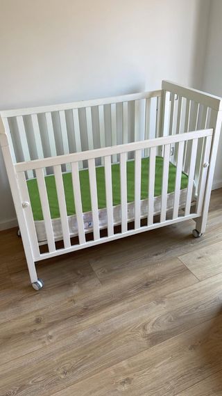Cuna blanca con ruedas