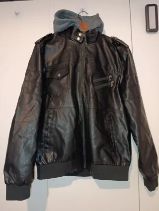 Cazadora negra con capucha gris Talla L