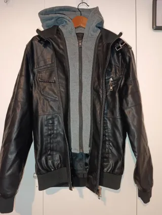 Cazadora negra con capucha gris Talla L