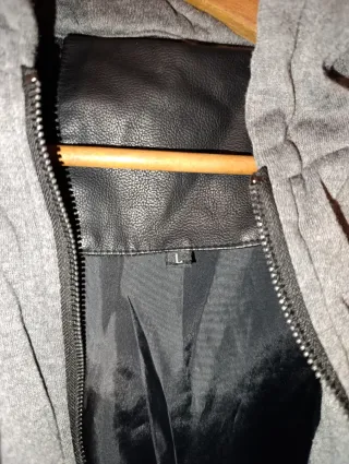 Cazadora negra con capucha gris Talla L