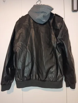 Cazadora negra con capucha gris Talla L