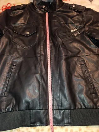 Cazadora negra con capucha gris Talla L