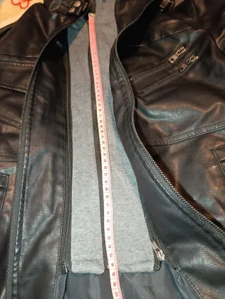 Cazadora negra con capucha gris Talla L