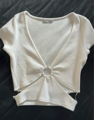 Top Bershka blanco con aro y aberturas