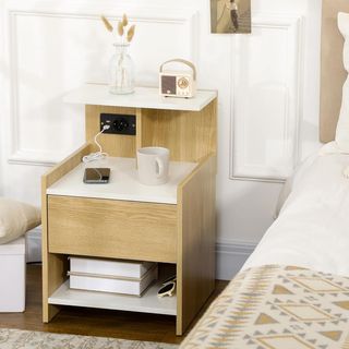 Mesita Moderna de Madera, Mesita Con 2 Tomas de Corriente y Puertos USB, Con Cajón, Madera Aglomerada, Para Dormitorio, 40X40X60Cm, Color Madera