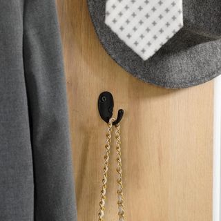 Mueble De Entrada Con Zapatero Bajo, Banco Y Perchero De 4 Ganchos, Perchero De Entrada En Aglomerado Y Acero, 60X28X120 Cm