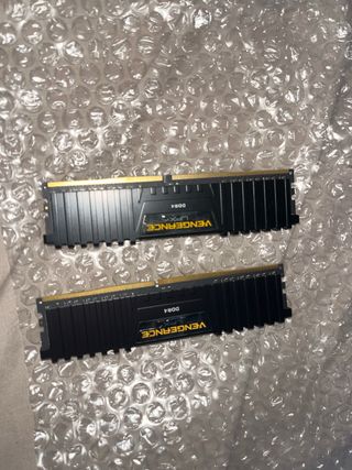 Pack Gigabyte Z590 Pro AX + 2x8GB DDR4 RAM+Intel