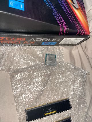 Pack Gigabyte Z590 Pro AX + 2x8GB DDR4 RAM+Intel