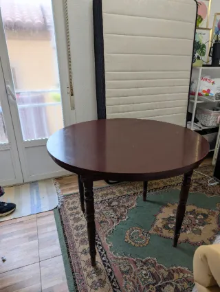 Mesa redonda madera oscura patas torneadas