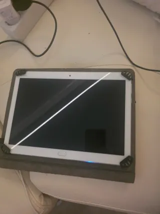 Tablet Huawei con custodia grigia