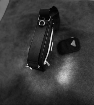 Bolso Prada Negro con Placa Plateada