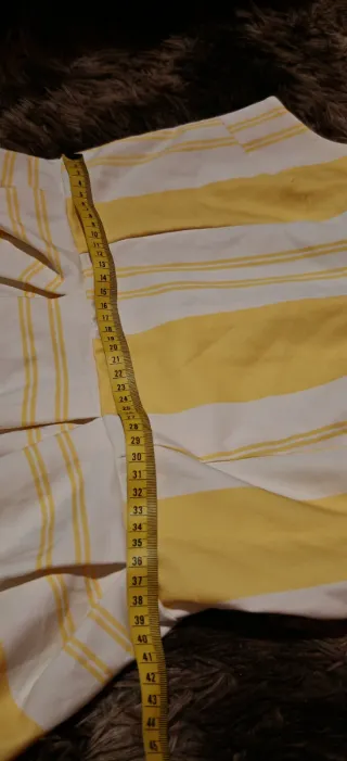 Vestido de rayas amarillas y blancas