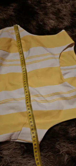 Vestido de rayas amarillas y blancas