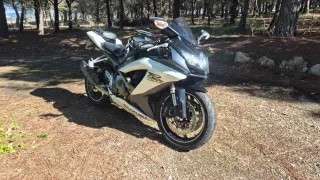 Suzuki GSXR 600 Sportbike Negra y Blanca