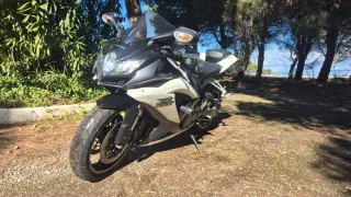 Suzuki GSXR 600 Sportbike Negra y Blanca