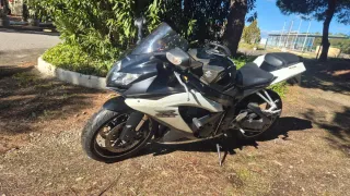 Suzuki GSXR 600 Sportbike Negra y Blanca