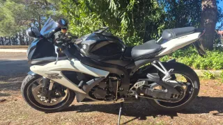 Suzuki GSXR 600 Sportbike Negra y Blanca