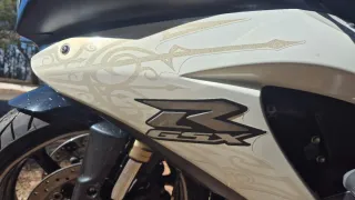 Suzuki GSXR 600 Sportbike Negra y Blanca