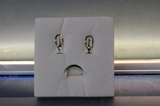 Conjunto de broche y pendientes en metal dorado y cristales.