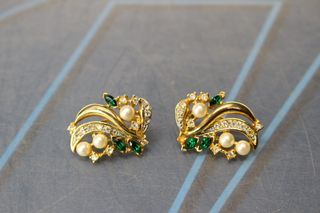 Conjunto de broche y pendientes en metal dorado y cristales.