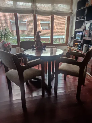 Mesa redonda y 3 sillas antiguas