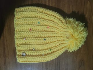 Gorro de lana amarillo con pompón