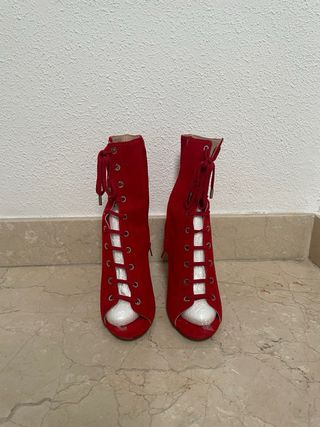 Botines rojos de piel con cordones