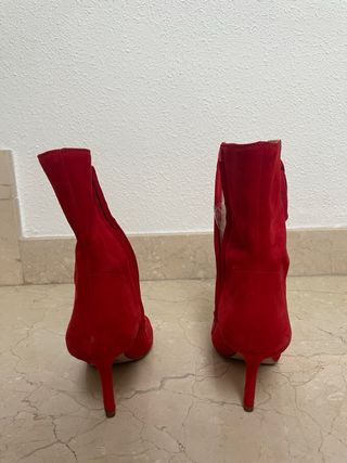 Botines rojos de piel con cordones