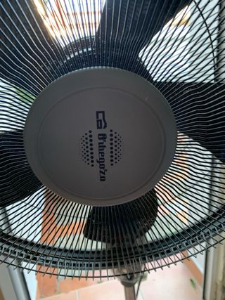 Ventilador de pie negro y plateado