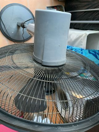 Ventilador de pie negro y plateado