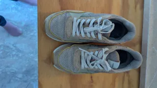 Zapatillas deportivas beige y grises