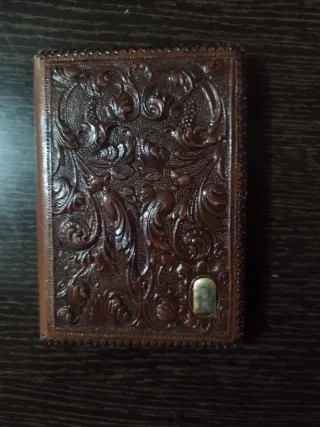 Cartera de cuero con diseño floral