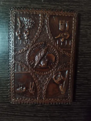 Cartera de cuero con diseño floral