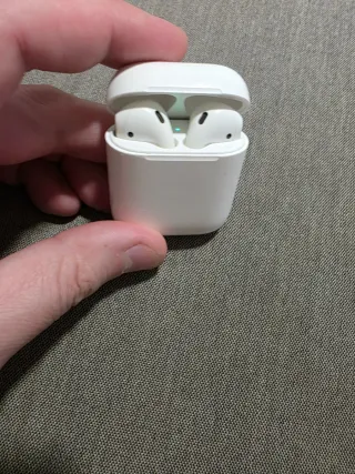 Apple AirPods 2da Gen y Funda protectora