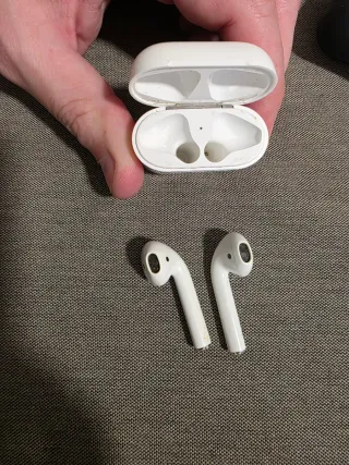 Apple AirPods 2da Gen y Funda protectora