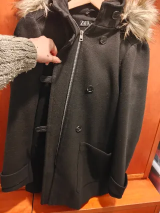 Chaqueta Zara Negra con Capucha y Pelo