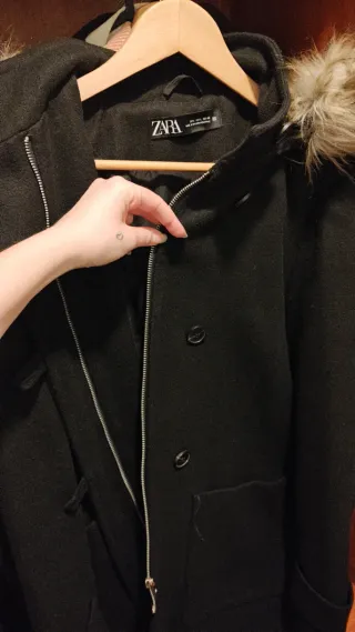 Chaqueta Zara Negra con Capucha y Pelo