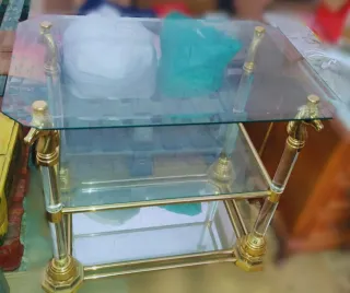 Mesa de cristal con detalles dorados