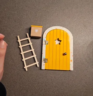 Puerta Ratoncito Pérez y escalera