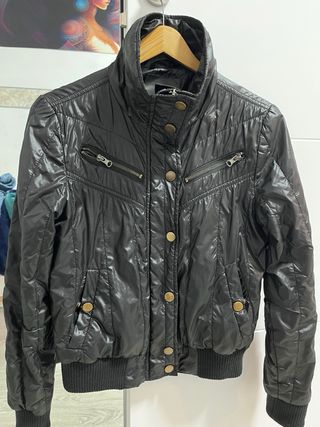 Chaqueta bomber negra brillante