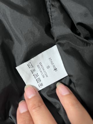 Chaqueta bomber negra brillante