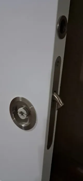 Puerta corredera blanca moderna